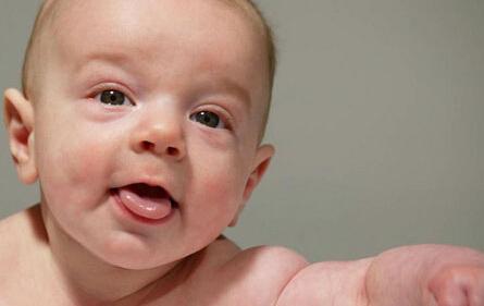 三个月的宝宝嘴唇发白是怎么回事