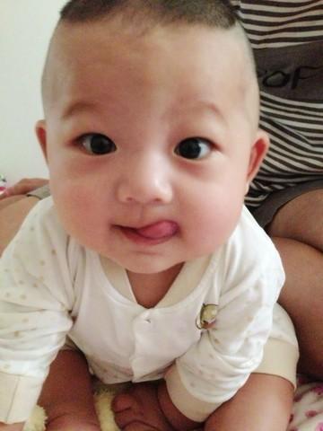 婴儿吐舌头是怎么回事