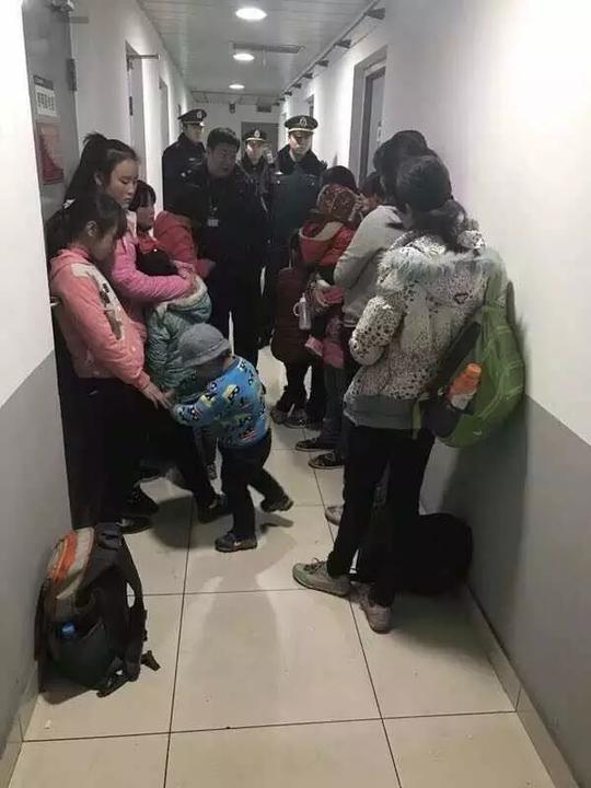家长带孩子进北京地铁行乞五环外群租统一
