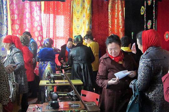 农村创业妇女代表们在兴平乡达西村电脑刺绣基地参观