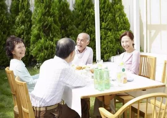 各国老年人咋养老?美国老人抱团德国老人"同居"
