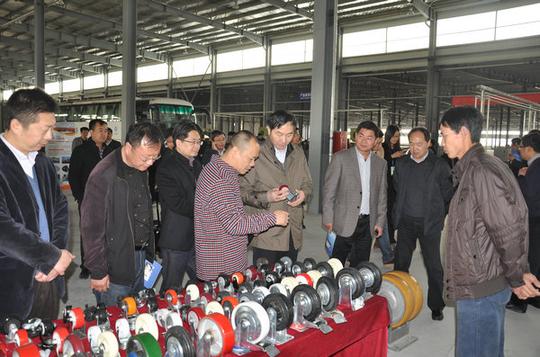 高层次人才创业项目暨园区双招双引工程现场观摩会与会人员到我县