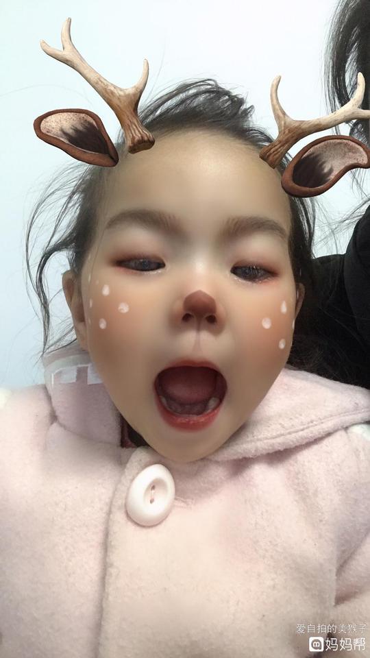 臭美妞来啦,看见我拍快手用的特效,然后就