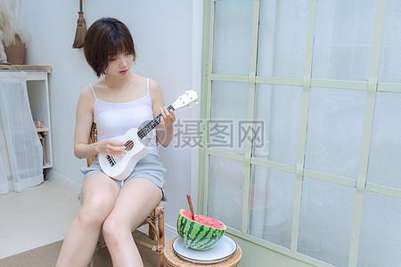 短发美女夏日乘凉图片下载