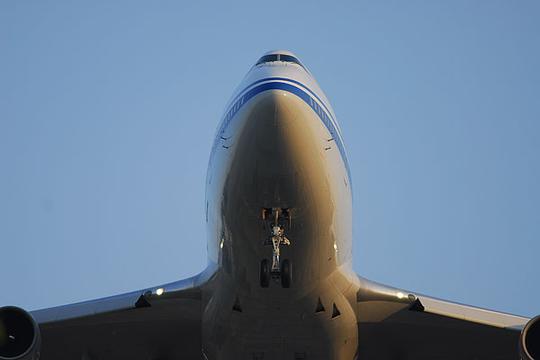 空中飞行的飞机_图片大全—全景创意图库（quanjing.com）中国领先的正版图片视频素材网站