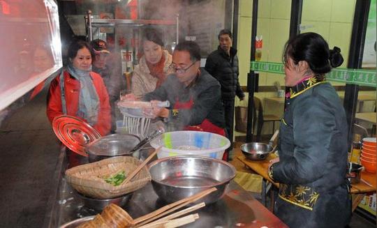 夫妻两小摊位创业月入5万,店里前来吃酸辣粉的人络绎不绝!