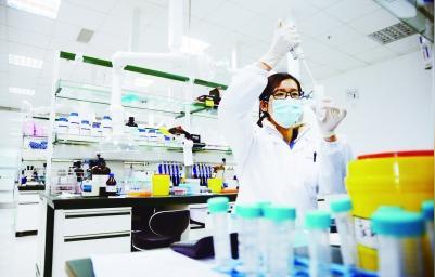 在先声药业创办的百家汇科技创业社区内,企业科研人员使用公共实验室