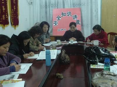 本次培训特别邀请了环南幼儿园刘雪梅老师来园进行了《关于幼儿意外