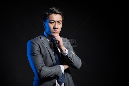 创意商务男性形象照思考
