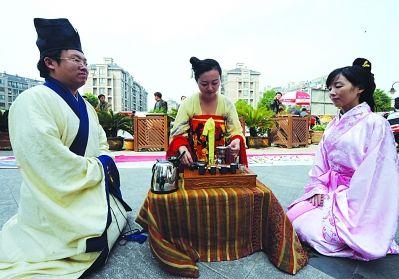 云南汉服爱好者左客串当"茶客".-新婚夫妻穿汉服表演茶道