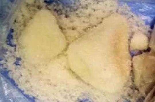 在一家关闭不做生意的熟食店门口看到一袋"盐",男子杨某尝过少许后