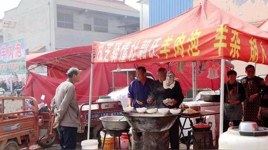 山西运城古稀老人卖羊肉靠1张老脸生意火爆，1天能卖500碗