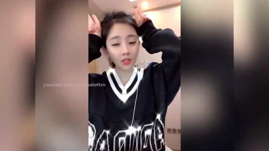 冯提莫最新抖音，就知道吃鸡也不陪我睡觉觉，太招人疼了