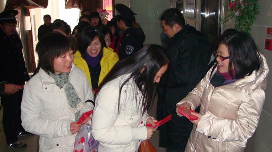 鼓楼商厦高新店凌晓明副总经理为员工送春节祝福-百大鼓楼高新商厦*