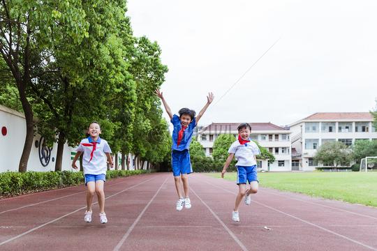 小学生们课间操场玩乐奔跑图片下载