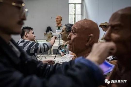 2013年,张磊的师兄孙宏在淘宝上开了一家装饰画店,生意好得出人意料.
