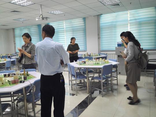 参观教师纷纷对创业沙盘表达出浓厚的兴趣,表示在津学习期间将进一步