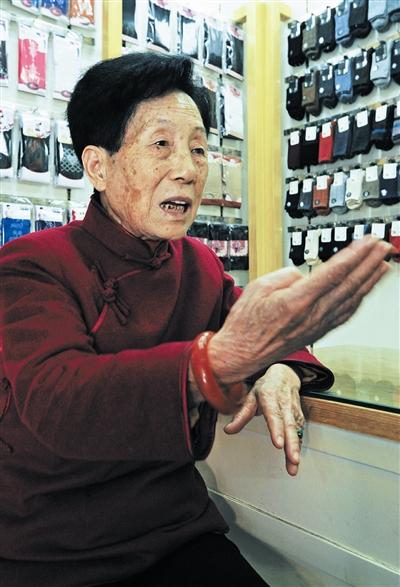 ←78岁的义乌小商品市场第一代经营户冯爱倩讲述创业经历.