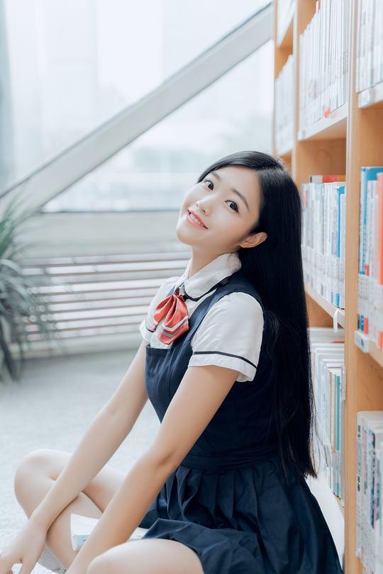 大学校花jk制服图书馆内甜美风写真摄影图片