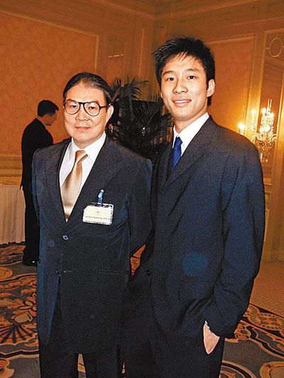 生意模式离不开一个家庭、一个集团，霍启山认为与父亲(霍震霆)等家人相处时间不会少。香港文汇报