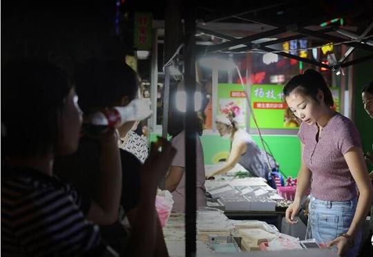 美女摆摊卖小吃,为什么能轻松的月入过万?网友揭开内幕,很现实