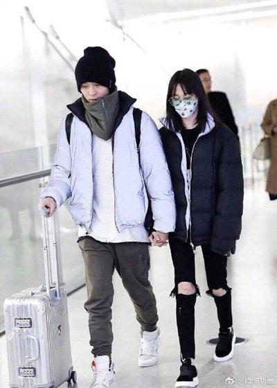 郑爽和男友穿情侣装，网友:衣服价格都可付首付了