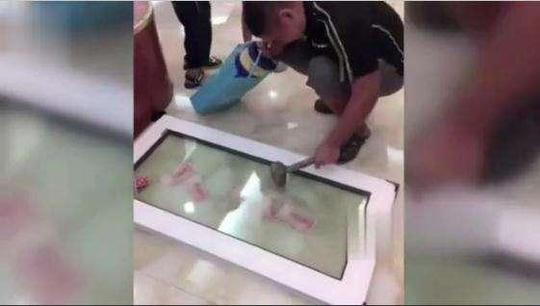 街头砸玻璃骗术，砸一次300块砸破奖3000,结果才知上当了