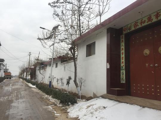 李忠山一家生前做蒜黄生意,这是山东很多农民维持生计的途径.