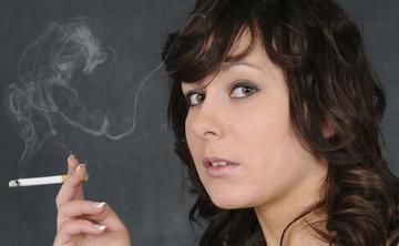 朱珠国外留学派对抽烟表情照片