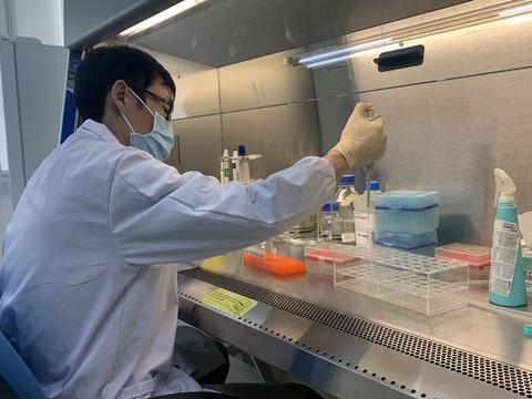 科研人员在实验室试验