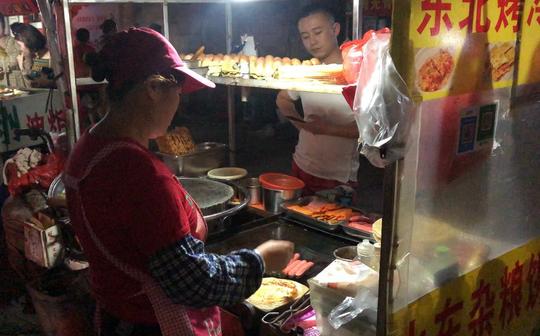 路边摊卖煎饼月入过万的大妈，为何却高兴不起来?看完懂了