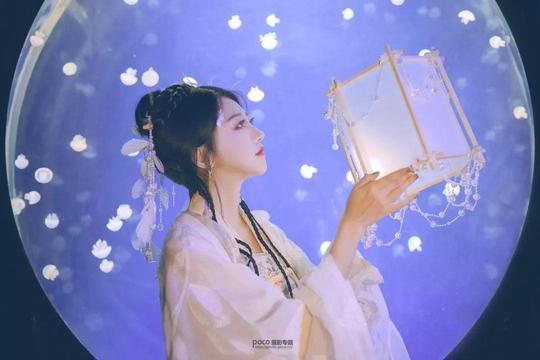 古风妹子搭档水族精灵，出片就是这么赞!