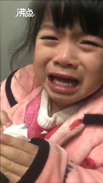 【萌娃被说长得像爸爸崩溃大哭网友:这小棉袄漏风】近日，安徽芜湖。一个小孩子哭着说不想像爸爸的视频走红。孩子妈妈丁女士称当时在吃蛋糕，给女儿拍了个视频发到朋友圈，有人评论说长的越来越像爸爸了，给