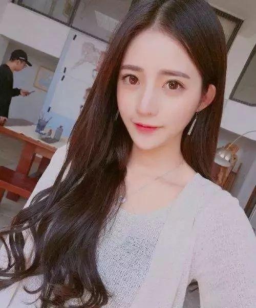 这个女生叫焦可然.焦可然是谁呢?就…一个长得很网红的快手主播↓