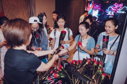 爱情消费爆发!曾经90%的门店生意停摆，一夜间一个单品卖出700万