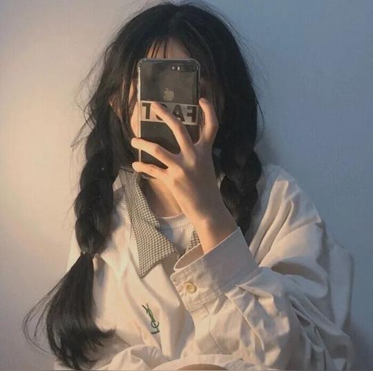 手机遮住脸的温柔真人女头像，点赞关注，抱走