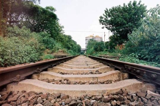 非常冷门的铁路,它最大限度地保留当年旧式工业建筑风格,复古怀旧中