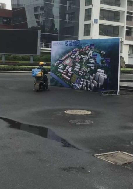 笑话：朋友在大学城开了家米粉店，生意火爆但没多久就关门大吉了