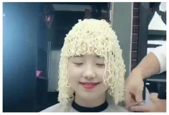 女孩儿有一天突发奇想,烫了一款方便面发型,撒点调料就可以吃了