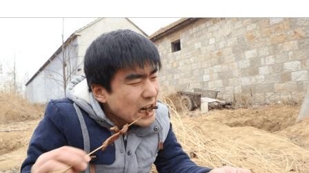 几两肉,一堆火,临近春节农村小伙呼叫小伙伴回村撸串吃烧烤