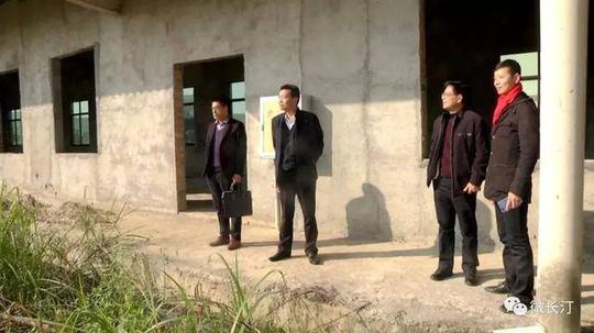 随后,黄华祥一行还参观调研了县青年创业孵化基地和刘雄武术馆.