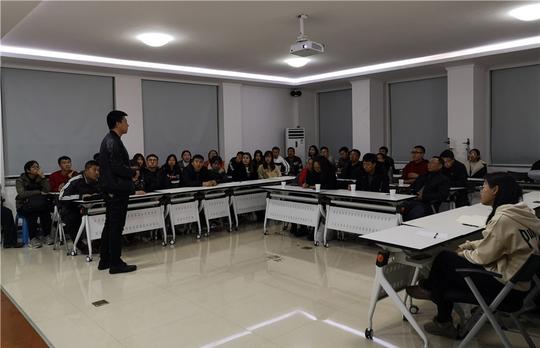 11月21日晚,决赛候选项目培训会在创新创业中心五楼会议室举行.