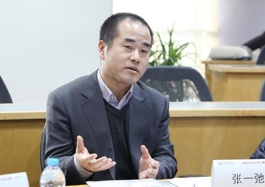 创新创业中心主任张一弛教授对参赛团队进行点评