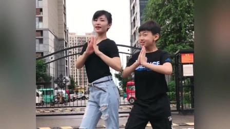 母子户外跳舞太搞笑，引来路人哄笑