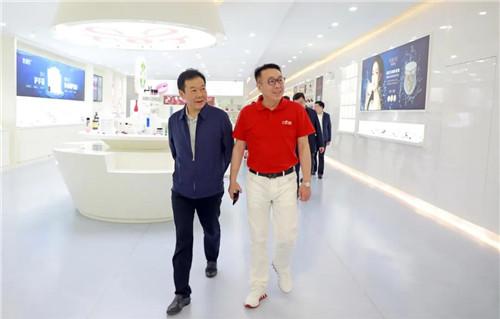 南通市副市长潘建华一行考察绿叶，交流高新技术创新经验