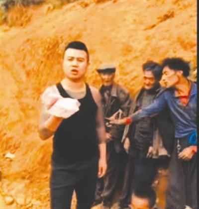 "的主播"快手杰哥"将发给村民的钱收了回来视频截图-如此慈善