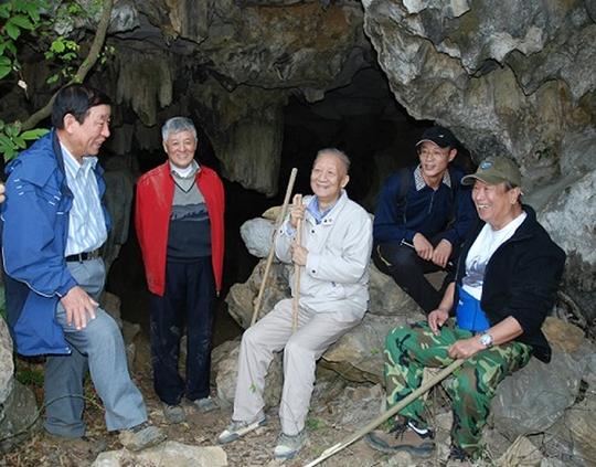 2008年，吴新智院士(中)在广西崇左智人洞考察。刘武供图