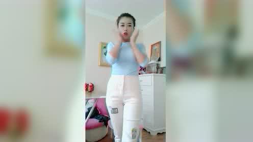刚学舞蹈的小姐姐即兴秀热舞，时尚的舞姿让我喜欢上她