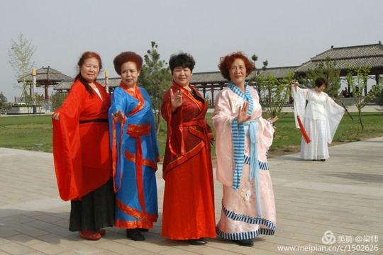 三门峡爱心大姐公益团队与红色武林群友开展"汉服与兵器展示"联谊活动
