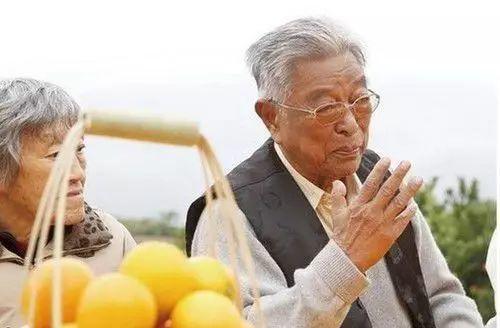 但橙子种出来了,怎么卖出去还是个问题,马静芬让褚时健安心种橙子